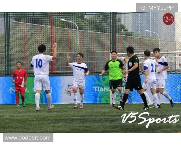 武汉足球队在选拔赛中以98分稳居积分榜首位，表现令人瞩目